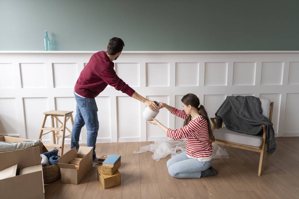 A man & women unpacking home equipments